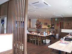 店内:テーブル席と小上がり@麺's蓮・那珂川