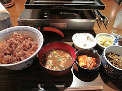 8ランチ:牛肉の淡煮丼定食680円@柳橋もつ元・柳橋連合市場