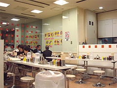 名代ラーメン亭の店内@博多駅交通センター(バスターミナル)