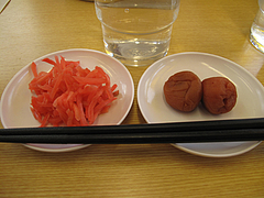 料理:紅しょうがと梅干@ラーメン来来亭・大橋店・福岡