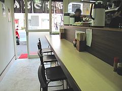 2店内:カウンター8席@かずのかすうどん・博多駅南