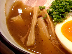 博多元助の特製中華そばプレミアムのスープ@ラースタ(ラーメンスタジアム2)