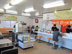 2店内:カウンターとテーブル@長浜ラーメン・一心亭本店・小田部