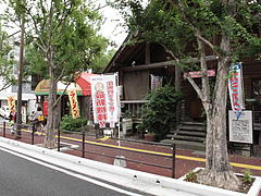 外観:隣はカラオケ・パーティーパーク@元祖長寿らーめん・城南区堤