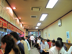 店内@元祖赤のれん・節ちゃんラーメン ・天神本店
