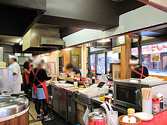 店内:カウンター@博多ラーメンはかたや・川端店