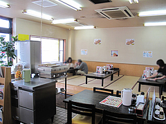 3店内:テーブル・小上がり@ラーメン博多長浜風び・原本店
