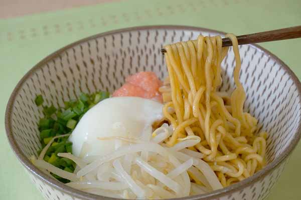 博多おんな節 マルちゃん正麺 レシピ 醤油味で作る めんたいこ油そば 博多おんな節 マルちゃん正麺 レシピ 醤油味で作る めんたいこ油そば