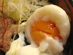 料理:とろとろ温玉豚角煮丼の温玉@京都銀ゆば・アパホテル福岡渡辺通