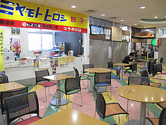 20店内:駅ビルフードコート@ラーメンなんでんかんでん・博多ねぶり屋餃子・ミヤモトヒロシ