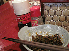 店内:卓上の辛子高菜@居酒屋ごっつぉ屋 マル吉(まる吉・○吉)・高砂