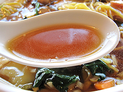 料理:五目つゆそばのスープ@頤和園(いわえん)・大博多ビル店