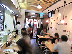 店内:カウンターとテーブル席@さぬきうどん大木戸・福岡舞鶴店