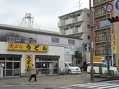 17外観:並びに駐車場@天ぷらうどん・唐人町