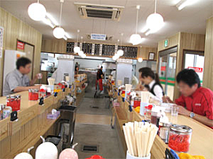 店内・コの字カウンター@博多ラーメンはかたや筑紫通店