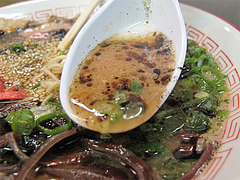 料理:黒ラーメンのスープアップ@琉王・ラーメン・大橋