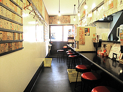 3店内:カウンター席と番付札@廣島つけ麺本舗・ばくだん屋・大橋店