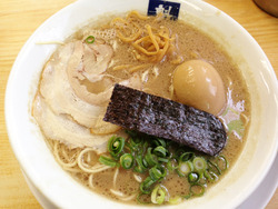 8煮玉子入りラーメン740円@魁龍・博多本店