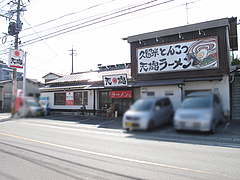 外観:店前駐車場@天砲ラーメン・春日