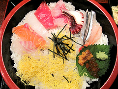 ランチ:海鮮丼空撮@海鮮炉端・一手一つ・大橋