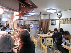 店内:テーブルとカウンター席@うどん平・博多駅