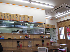 店内:カウンターとテーブル席@博多・一楽ラーメン