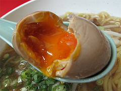 料理:煮干しラーメンの味付玉子100円@ラーメンかめぞう住吉店