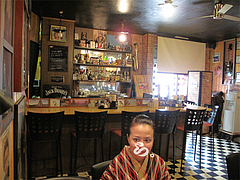 店内:テーブル席とカウンターです。@黒龍らーめん・博多区千代