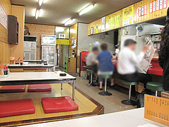 店内:カウンター・テーブル・小上がり@ラーメン長浜御殿・荒江店