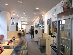 2店内:カウンターとテーブル席@長崎亭・薬院店