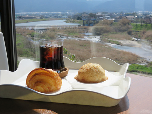 10パンと川