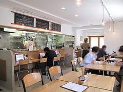 2店内:カウンター・テーブル@うどん日和・六本松