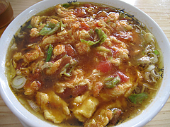 10ランチ:完熟トマ玉の黒酢風味ラーメン550円@黄金福ワンタンまくり・西長住店