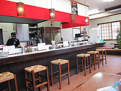 店内:カウンター・テーブル・小上がり@ラーメンつる家・那珂川