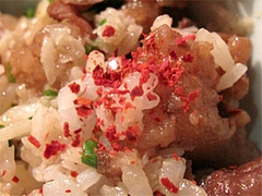 料理:もつ丼には赤唐辛子@柳橋もつ元柳橋連合市場・福岡