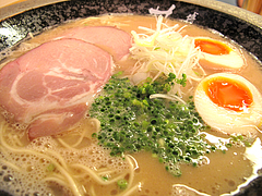 ランチ:とんこつ煮玉子ラーメン@あずみ(赤坂井田らーめん)・対馬小路