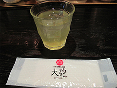 店内:冷茶とウェットおしぼり@久留米大砲ラーメン天神今泉店