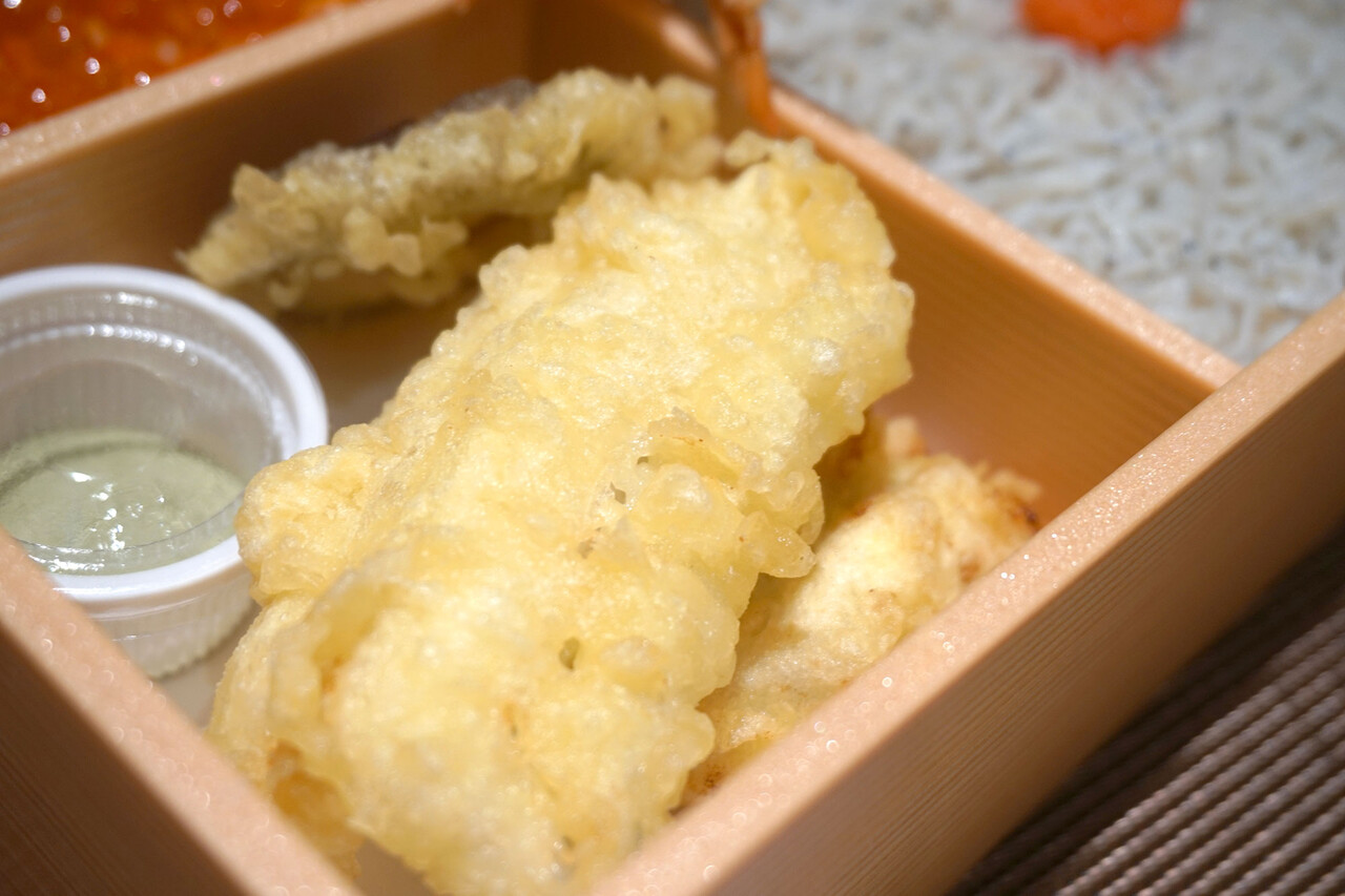 博多おんな節 福岡 華やか 割烹風の花いかだ弁当をテイクアウト 京都 天ぷら 花いかだ ボス イーゾ フクオカ店 博多おんな節 福岡 華やか 割烹風の花いかだ弁当をテイクアウト 京都 天ぷら 花いかだ ボス イーゾ フクオカ店