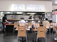3店内:カウンターとテーブル@長浜ナンバーワン・箱崎店・楽市楽座