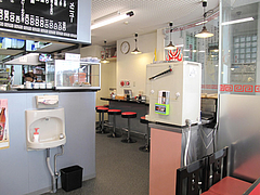 店内:カウンターとテーブル@博多ラーメンしばらく西新店