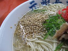 料理:ラーメンの粒ゴマ@元祖長浜屋