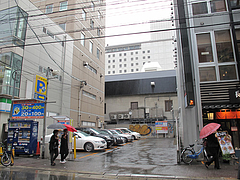 外観:隣は駐車場@長崎ちゃんぽん・リンガーハット・福岡大名店