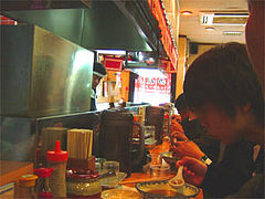 赤のれん節ちゃんラーメンのカウンター