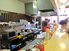 店内:カウンター@博多ラーメンはかたや・西新店