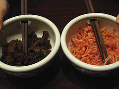 6店内:卓上の辛子高菜と紅しょうが@ラーメン居酒屋・長浜将軍・門