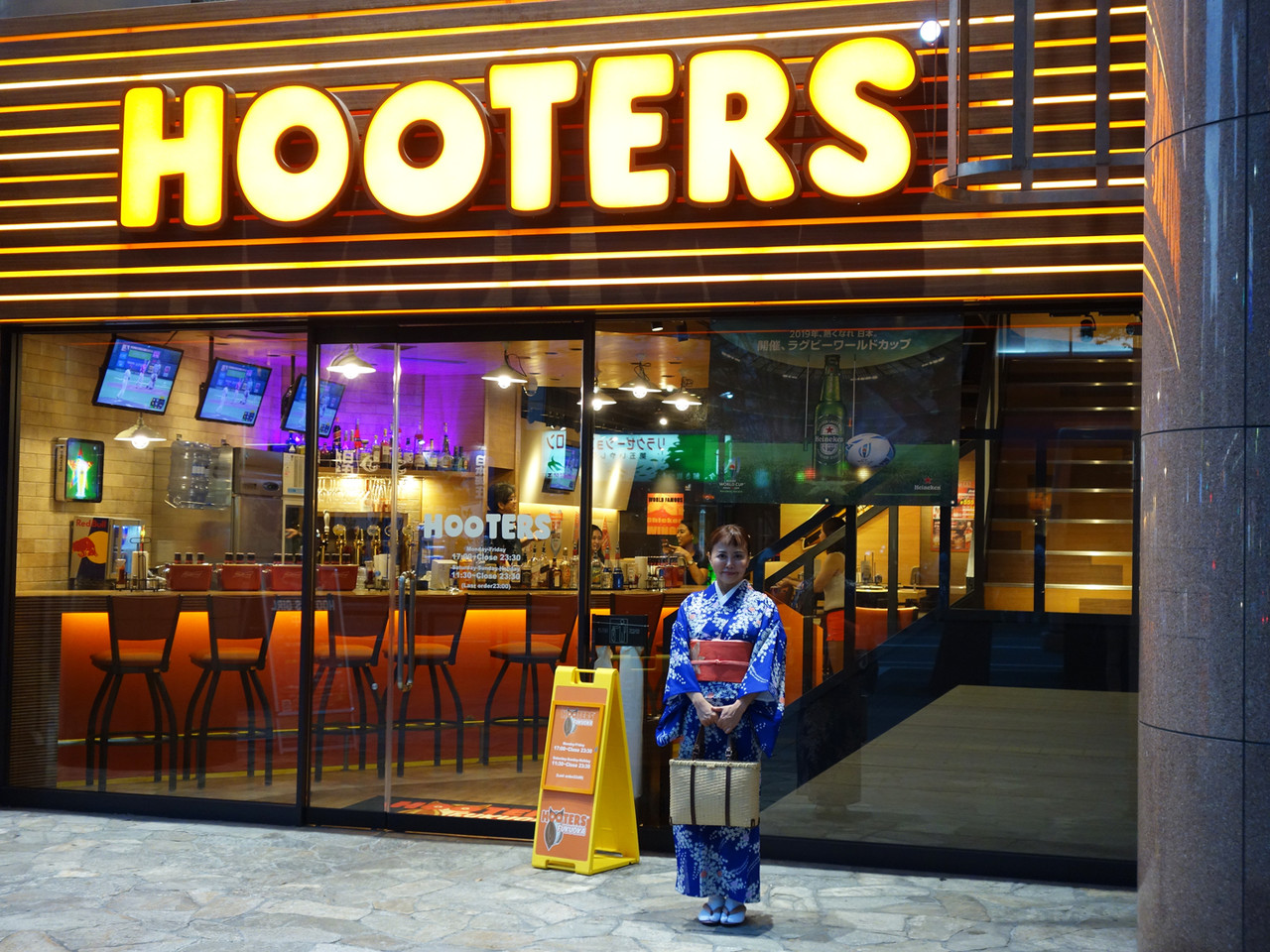 hooters ラグビーボール　ふーたーず Super Bowl Viewing Party at HOOTERS | Metropolis Japan