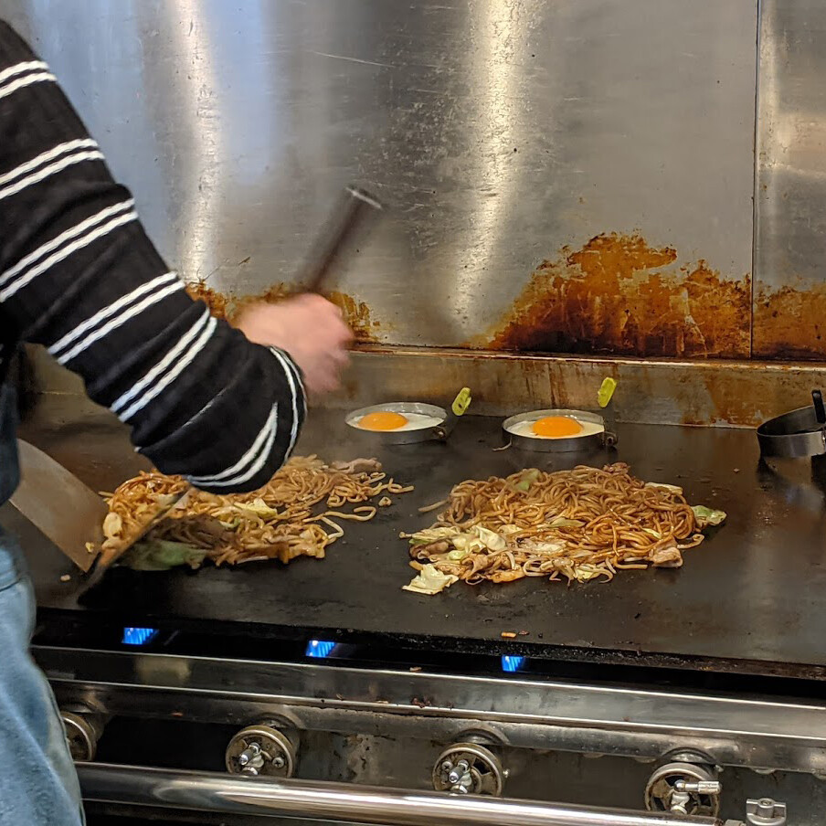博多おんな節 福岡 ママ秘伝のソースで作る鉄板焼きそば 博多香味焼そば コロール バル