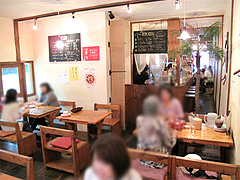 店内:店奥のテーブル席@タイ料理オシャ・大橋