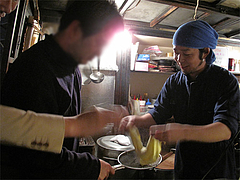 麺上げ湯切り体験・カメラマンさん@屋台・新妻・天神・福岡