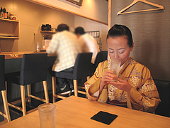 3店内:カウンターとテーブル@照・TERRA(てら)・渡辺通店